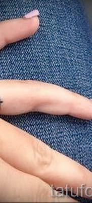 Фотография достойной существующей татуировки на пальце с крестом для подбора и создания своего рисунка – идея