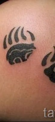 Тату лапа медведя пример на фото – два следа на лопатке у девушки – женская татуировка