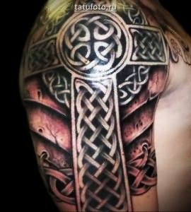 Тату кельтские узоры и крест на плечо