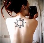 татуировка солнце между лопаток красивой молодой девушки – фото селфи в зеркало