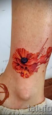 тату мак на ноге – фото для статьи про значение татуировки 6