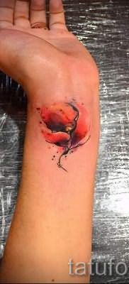 poppy tattoo on the wrist – photos for an article about the importance of tattoos 3