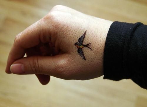 татуировка ласточки на руке
