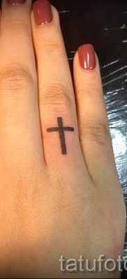Фотография достойной существующей татуировки на пальце с крестом для выбора и создания своего эскиза – идея