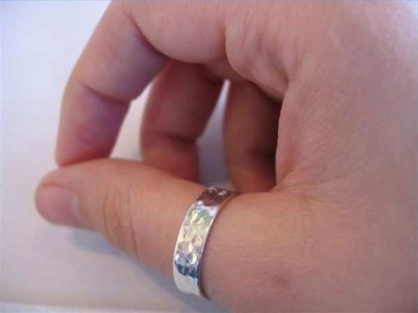 кольцо на большом пальце руки