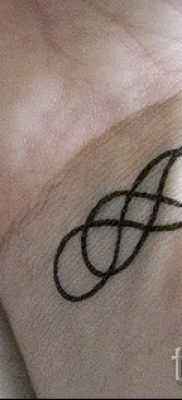 двойная бесконечность тату значение – пример готовой татуировки на фото 1