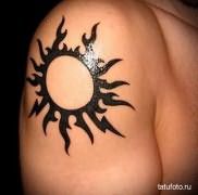 татуировка солнце черным на плече для парня