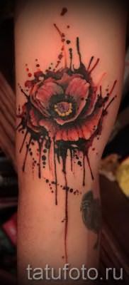 poppy tattoo on his arm – photos for an article about the importance of tattoos 4