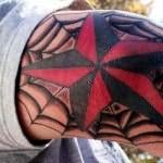 татуировка звезда и паутина на локоть