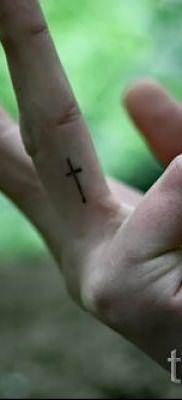Фото крутой готовой тату на пальце с крестом для подбора и отрисовывания своего рисунка – идея