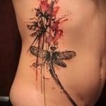 оригинальная татуировка со стрекозой на боку