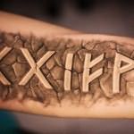Славянские руны в татуировке на запястье