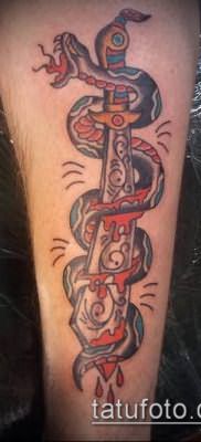 тату меч и змея №11 – классный вариант рисунка, который успешно можно использовать для переделки и нанесения как тату меч и змея на плече