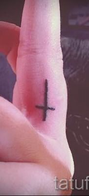 Фотография достойной существующей тату на пальце с крестом для выбора и отрисовывания своего рисунка – вариант