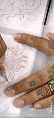 Фотография интересной существующей тату на пальце с крестом для подбора и создания своего рисунка – идея 1