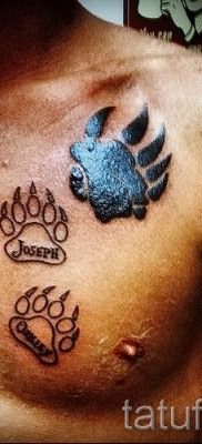 Тату лапа медведя пример на фото – татуировка с надписями на груди у мужчины