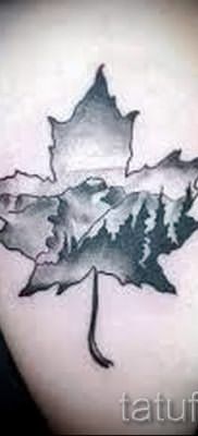 Пример необычного рисунка в готовой татуировке клен для материала про историю клена в нательной живописи