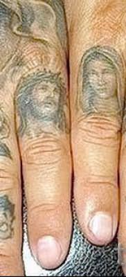 Фотография крутой готовой тату на пальце с крестом для подбора и отрисовывания своего рисунка – вариант
