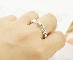 кольцо на среднем пальце