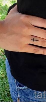 Фото крутой готовой татуировки на пальце с крестом для выбора и отрисовывания своего рисунка – идея