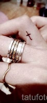 Фото крутой уже нанесенной на тело тату на пальце с крестом для выбора и отрисовывания своего эскиза – пример