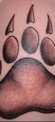 Тату лапа медведя пример на фото – коричневая татуировка на плече у мужчины