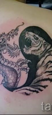 фото тату тигр и дракон для статьи про значение татуировки – tatufoto.ru – 47
