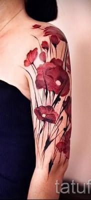 poppy tattoo on his arm – photos for an article about the importance of tattoos 2
