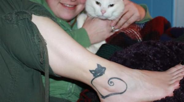 татуировка кошка на ноге