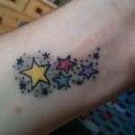 татуировка маленькие цветные звезды на запястье