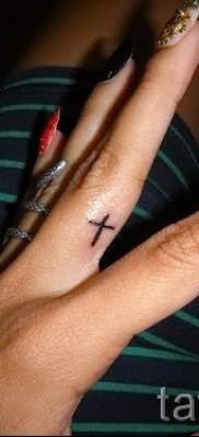 Фото необычной готовой татуировки на пальце с крестом для выбора и отрисовывания своего рисунка – пример