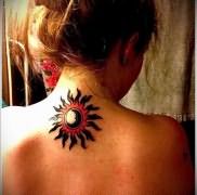 татуировка солнце и луна на шее девушки сзади