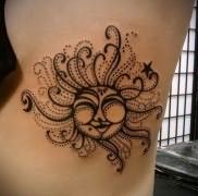 татуировка солнце выполненное точками на теле