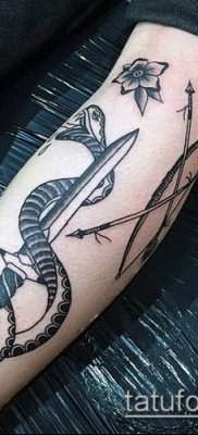 тату меч и змея №93 – уникальный вариант рисунка, который успешно можно использовать для переработки и нанесения как тату меч и змея на плече
