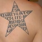 татуировка звезда с надписью внутри на лопатке