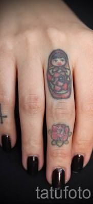 Фотография необычной готовой татуировки на пальце с крестом для подбора и отрисовывания своего рисунка – идея