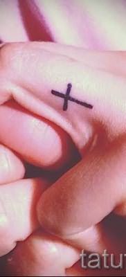 Фото достойной готовой тату на пальце с крестом для выбора и отрисовывания своего рисунка – вариант