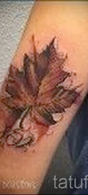 Идея интересного рисунка в уже нанесенной татуировке с кленом для публикации про толкование клена в татуировке