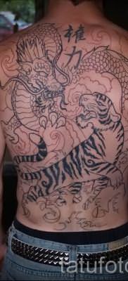 фото тату тигр и дракон для статьи про значение татуировки – tatufoto.ru – 4