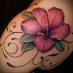 пример татуировки с цветком для молодой девушки