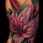 сочная татуировка для девушки с цветком