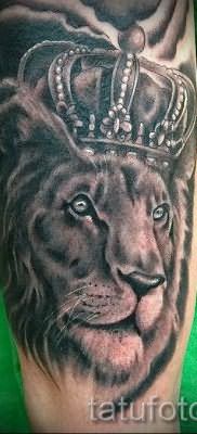 тату лев с короной – фото для статьи про значение татуировки – tatufoto.ru – 2