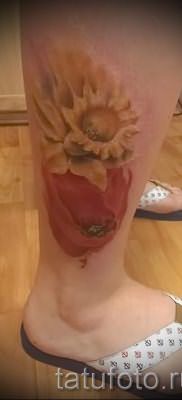 тату мак на ноге – фото для статьи про значение татуировки 3