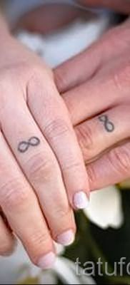 valeur infini tatouage sur son doigt – un exemple du tatouage fini dans la photo 1