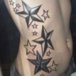татуировка со звездами на ребрах