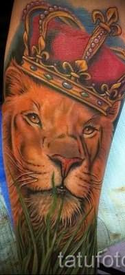 тату лев с короной – фото для статьи про значение татуировки – tatufoto.ru – 1