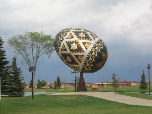 шестиконечная звезда на гигантской писанке в музее украинской культуры в Канаде