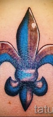 Королевская лилия тату фото – ниже шеи между лопатками – цветная