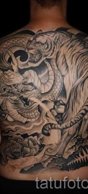 фото тату тигр и дракон для статьи про значение татуировки – tatufoto.ru – 34