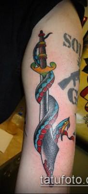 тату меч и змея №880 – классный вариант рисунка, который успешно можно использовать для преобразования и нанесения как тату меч и змея на ноге